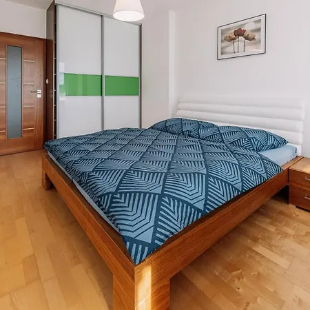 Family Parking Slot Included! Apartman *