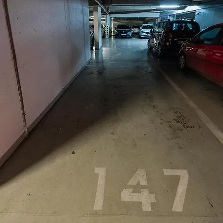 Family Parking Slot Included! דירה ברטיסלאבה